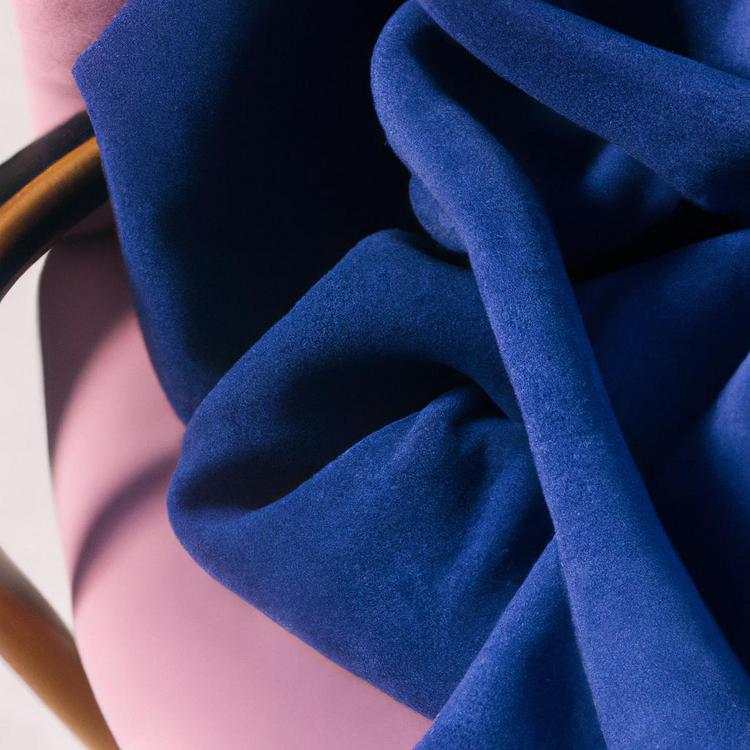 Jaki kolor pasuje do granatowego ubrania